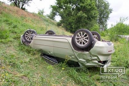 В Кривом Роге девушка на «Mazda 3» слетела в крутой кювет возле моста