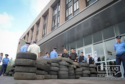 В Кривом Роге у входа в горисполком разбили армейскую палатку и выложили десятки шин