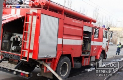 В Кривом Роге спасатели вынесли из горящей дачи 38-летнего мужчину
