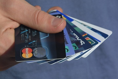 Украинцы все больше рассчитываются платежными картами