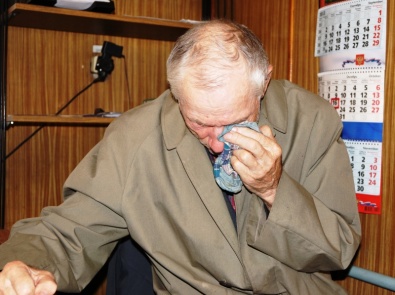 В Кривом Роге 80-летний пенсионер отдал мошенницам 3 тыс. гривен и 1 тыс. долларов