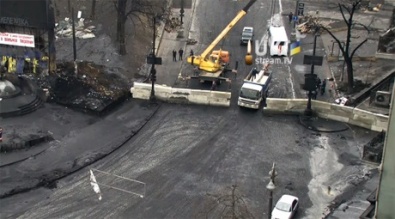 В Киеве на улице Грушевского установили бетонный забор