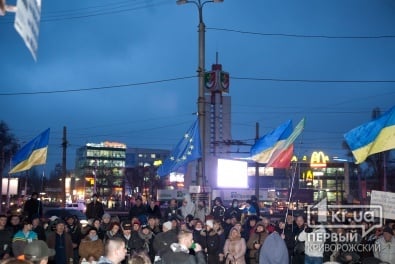 Сотни криворожан собрались на митинг на площади Горького (ОБНОВЛЕНО)