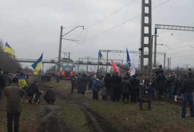 Под Днепропетровском люди легли на рельсы, чтобы не пустить поезд с военными в Киев (ОБНОВЛЕНО)