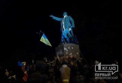 В Кривом Роге активисты Евромайдана пытаются повалить памятник Ленину на Соцгороде