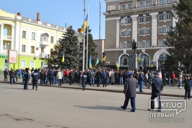 Криворожане почтили память погибших на Майдане у памятника Шевченко