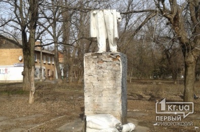 В Кривом Роге на Макулане был разрушен памятник Ленину (ОБНОВЛЕНО)