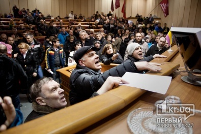 Активисты Майдана вошли в Криворожский горисполком и требовали отставки городской власти