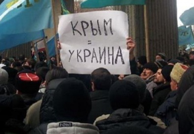 Крым охватили протесты. У стен Верховного совета одни скандируют «Слава Украине!», другие - «Крым - это Россия!»