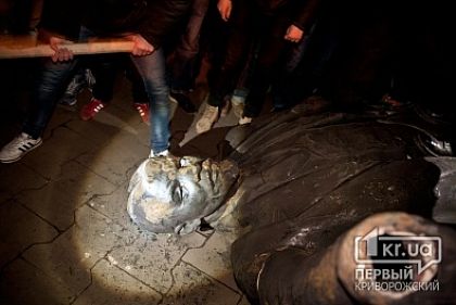 В Кривом Роге повалили памятник Ленину на проспекте Металлургов (ОБНОВЛЕНО)