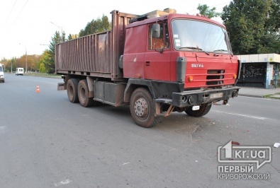 В Кривом Роге водитель грузового автомобиля врезался в Москвич