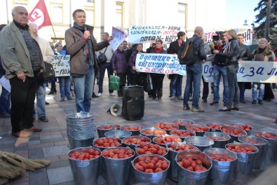 200 кг помидоров для парламентариев, не поддержавших антикоррупционный пакет законов