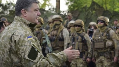Порошенко провел инспекцию армейских укреплений в 32 км от Донецка