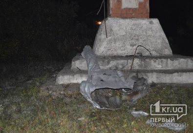 В селах под Кривым Рогом повалили памятники Ленину