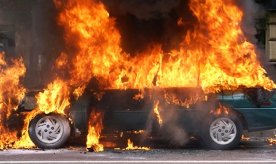 В Кривом Роге сгорел новый Mercedes