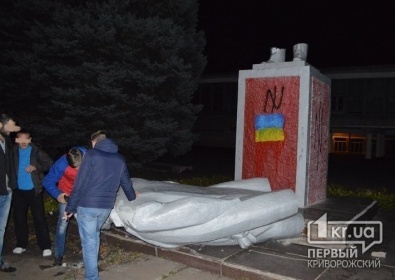 В Кривом Роге повалили очередной памятник Ленину