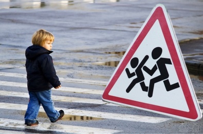 Госавтоинспекция просит водителей быть осторожнее на дорогах: у детей каникулы