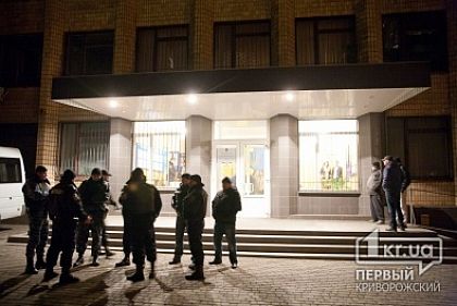 В Кривом Роге люди в масках штурмовали ОИК №37