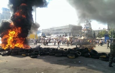 В центре Киева снова неспокойно: горят шины, активисты вооружились палками (ОНЛАЙН-ТРАНСЛЯЦИЯ)