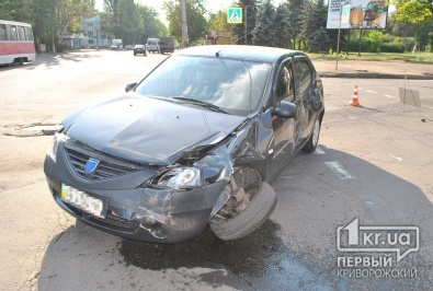 В Кривом Роге на перекрестке «Dacia» влетела в ассенизатор
