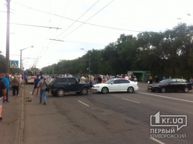 В Кривом Роге родственники окруженных под  Иловайском солдат перекрыли движение по Днепропетровскому шоссе