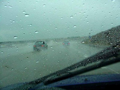 Госавтоинспекция предупреждает водителей о дождливой погоде в Днепропетровской области