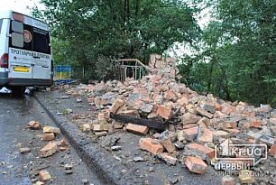 В Кривом Роге маршрутка въехала в кирпичное заграждение. Пострадало 8 человек (Исправлено)