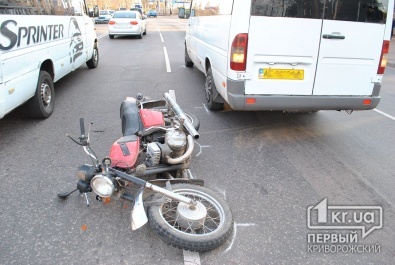Вчера в Кривом Роге столкнулись маршрутка и мотоцикл