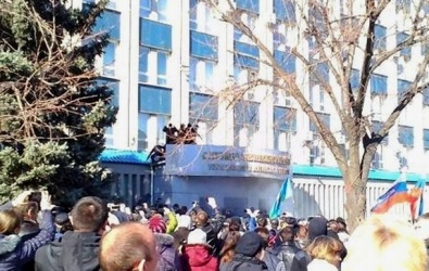 В Луганске захватили здание СБУ. Девять человек пострадали