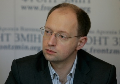 Яценюк поручил до октября обсудить децентрализацию власти