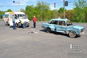 В Кривом Роге на Развилке маршрутка столкнулась с «ВАЗом». Есть пострадавшие