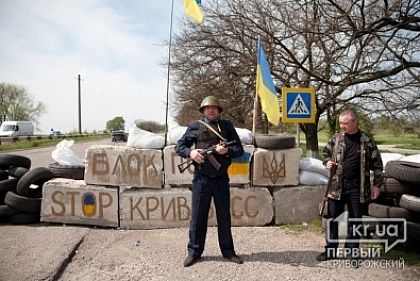 На широковском блокпосту правоохранителям помогают вооруженные охотники и общественные активисты