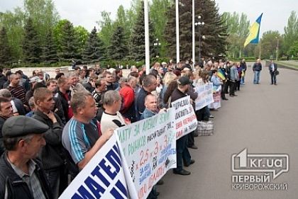 Предприниматели Кривого Рога митингуют под стенами городского совета