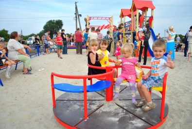 Центральный ГОК подарил площадку детям в отдаленном районе Кривого Рога