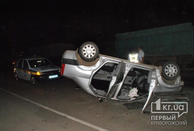 На выезде из Кривого Рога «Dacia» въехала в «КамАЗ» и перевернулась. Четыре человека пострадали (ОБНОВЛЕНО)