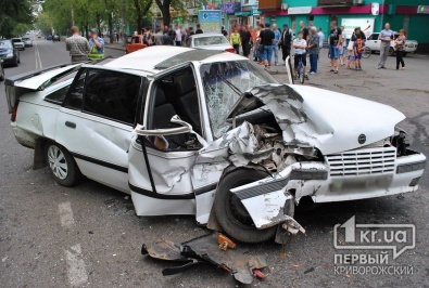 Серьезное ДТП в Кривом Роге: Столкнулись 4 автомобиля. Пять человек пострадали