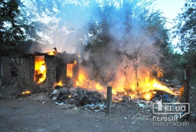 В Долгинцевском районе горел заброшенный дом