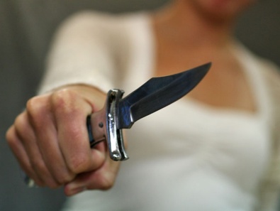 Криворожанка трижды ударила своего знакомого ножом в грудь