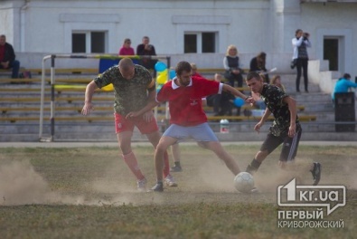 В Кривом Роге состоялся уникальный футбольный матч между волонтерами и бойцами АТО