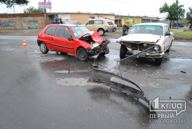 В Саксаганском районе не разминулись «Волга» и «Peugeot»