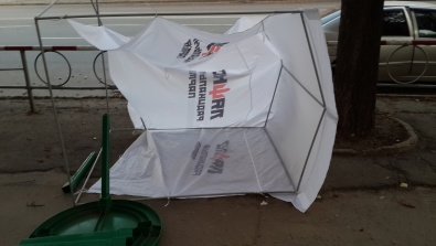 В Кривом Роге разгромили агитационную палатку одной из политических сил Украины (ИСПРАВЛЕНО)