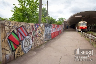 На станции скоростного трамвая «Дзержинская» появилось граффити «Слава Великой Победе»