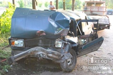 В Кривом Роге водитель «ВАЗа» заснул за рулем и снес дерево. Три человека пострадали
