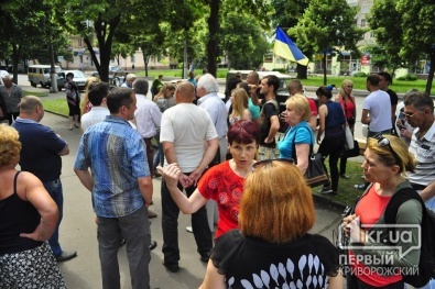 Сегодня городскую прокуратуру пикетировали противники и сторонники Валерия Прихожанова
