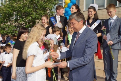 Николай Ищенко вручил стипендии лучшим ученикам Ингулецкого района