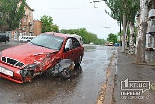 В Кривом Роге столкнулись «Daewoo», микроавтобус и маршрутка