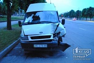 В Кривом Роге пьяный водитель «Ford Transit» въехал в маршрутку с пассажирами