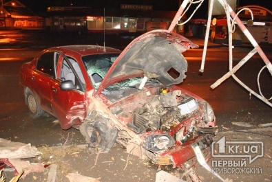В Кривом Роге пьяный водитель на  «Daewoo» въехал в ограждение и дерево