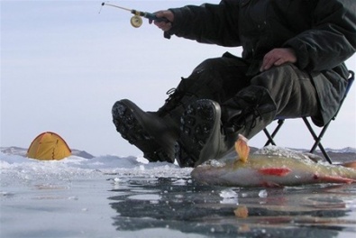 Два криворожанина провалились под лед при зимней ловле рыбы на Днепре