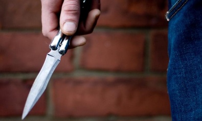 В Кривом Роге мужчина, угрожая ножом, ограбил свою знакомую